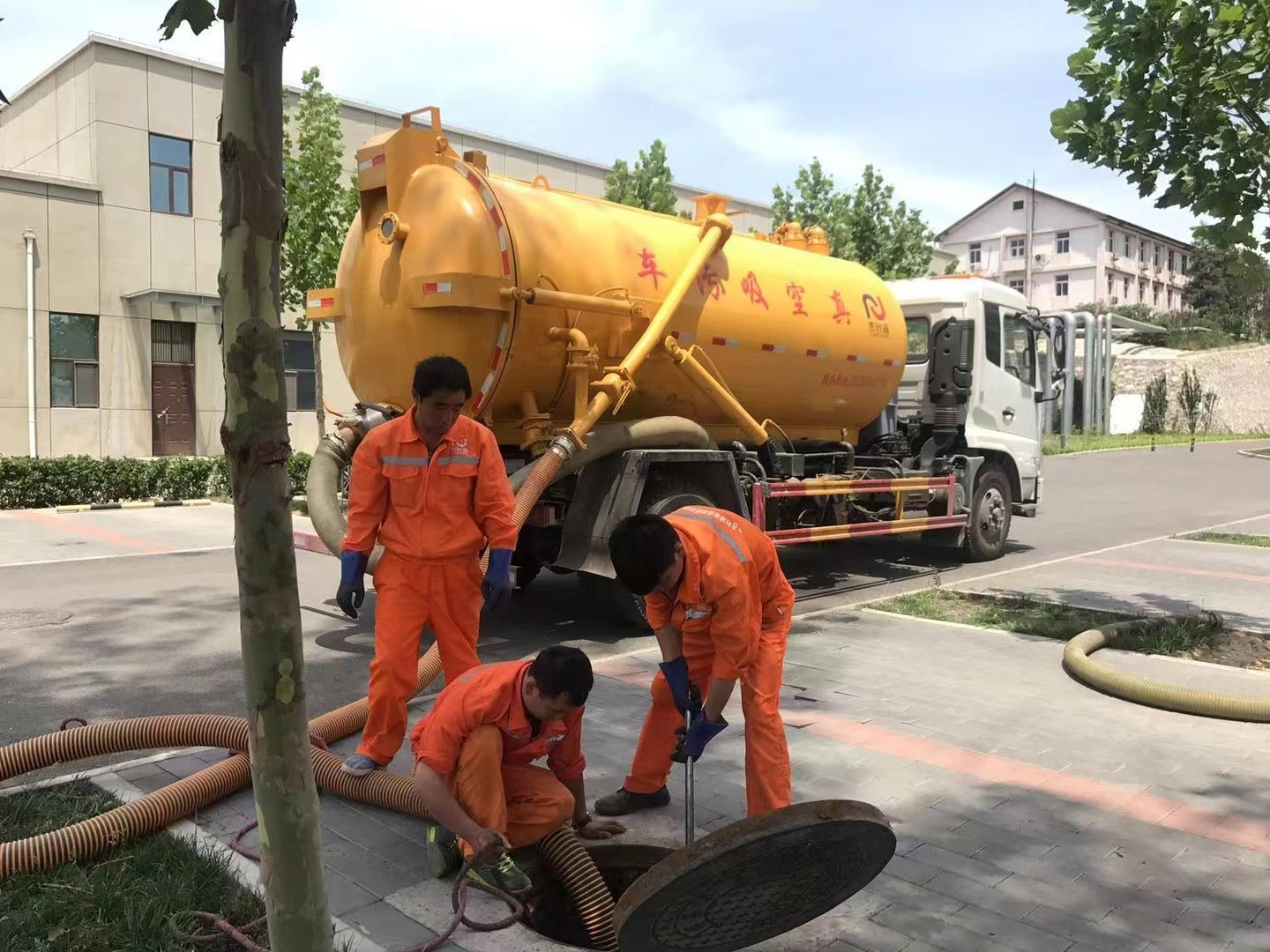 金乡管道疏通车停在窨井附近